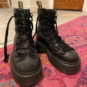 WOMENS SIZE 6 TREVONNA DR. MARTENS